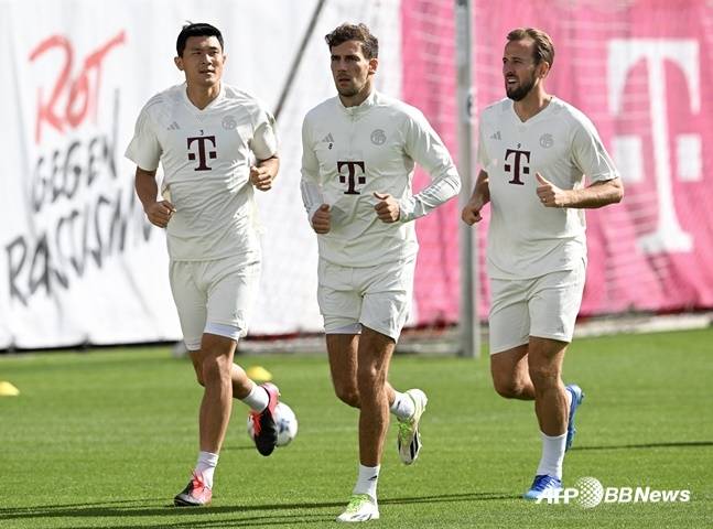 훈련하는 김민재(왼쪽). /AFPBBNews=뉴스1