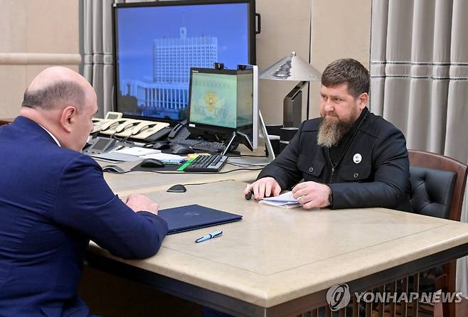 러시아 총리와 만난 람잔 카디로프 체첸공화국 수장(오른쪽) [타스=연합뉴스 자료사진. 재판매 및 DB 금지]