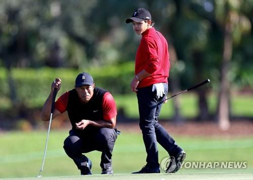 작년 PNC 챔피언십 때 동반 출전한 타이거 우즈와 아들 찰리. [AFP/게티이미지=연합뉴스]