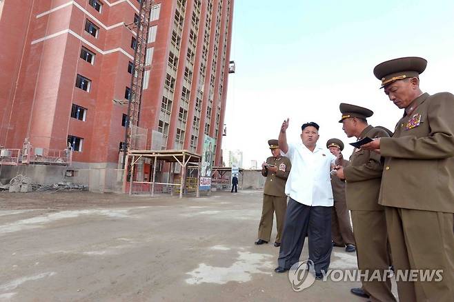 北 김정은, 김책공대 교육자 아파트 건설장 시찰 (평양 조선중앙통신=연합뉴스) 북한 김정은 국방위원회 제1위원장이 완공을 앞둔 김책공업종합대학 교육자 아파트 건설 현장을 시찰했다고 조선중앙통신이 13일 보도했다. 2014.8.13 photo@yna.co.kr