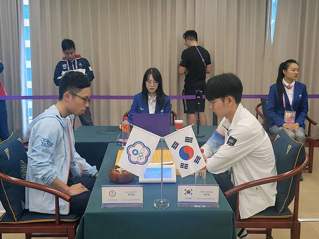 신진서(오른쪽)와 라이쥔푸 [한국기원 제공. 재판매 및 DB 금지]