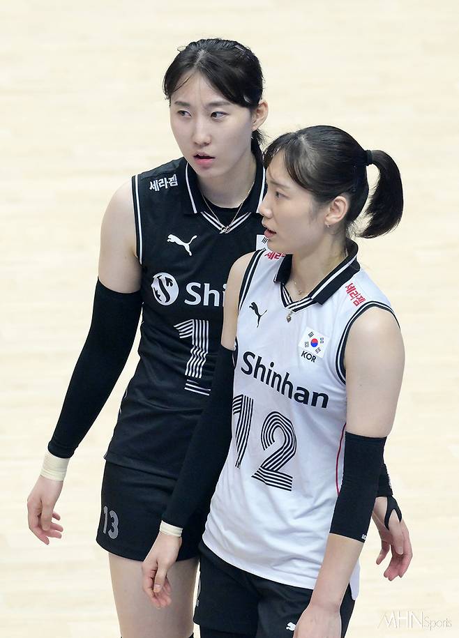 한국 여자배구 대표팀 박정아(13)-문정원(12)ⓒMHN스포츠 이지숙 기자