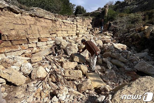 17일 (현지시간) 대홍수가 휩쓸고 간 리비아 고대 도시 구레네에서 무너진 유적지의 담이 보인다. 2023.9.20 ⓒ AFP=뉴스1 ⓒ News1 우동명 기자