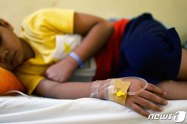 싱가포르의 한 병원에서 뎅기열로 치료받고 있는 환자의 모습. ⓒ 로이터=뉴스1 ⓒ News1 이서영 기자