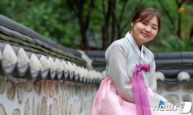 넷플릭스 오리지널 시리즈 '마스크걸'에서 열연을 펼친 배우 김민서가 서울 종로구 종로홍보관에서 뉴스1과의 인터뷰에 앞서 포즈를 취하고 있다. /뉴스1 ⓒ News1 김성진 기자