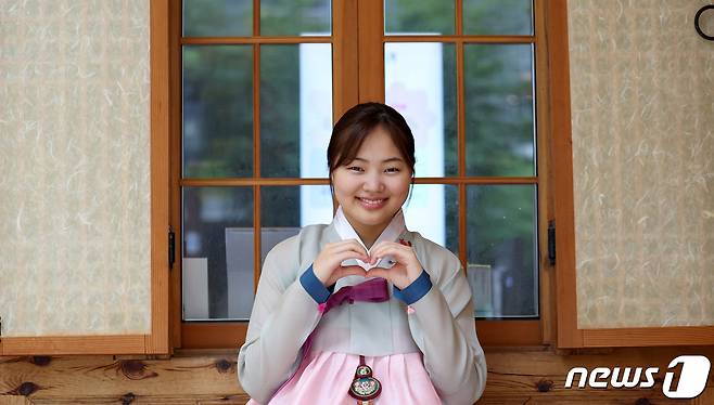 넷플릭스 오리지널 시리즈 '마스크걸'에서 열연을 펼친 배우 김민서가 서울 종로구 종로홍보관에서 뉴스1과의 인터뷰에 앞서 포즈를 취하고 있다. /뉴스1 ⓒ News1 김성진 기자