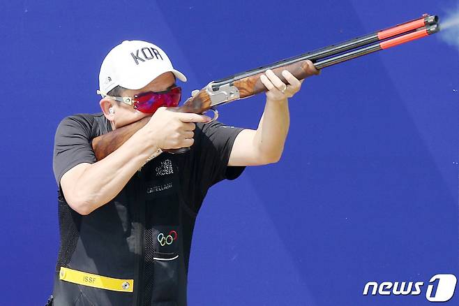 27일 오후 중국 항저우 푸양 인후 스포츠센터에서 열린 2022 항저우 아시안게임 남자 스키트 2일차 경기에서 대한민국 조용성이 사격을 하고 있다. 2023.9.27/뉴스1 ⓒ News1 민경석 기자