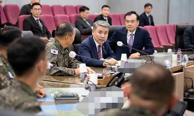 이종섭 국방부 장관이 28일 ‘한국형 3축체계’의 핵심적 역할을 담당하고 있는 미사일전략사령부를 방문해 대비태세 현황을 보고받고 장병들을 격려한 뒤 굳건한 대비태세 유지를 당부하고 있다.(국방부 제공)