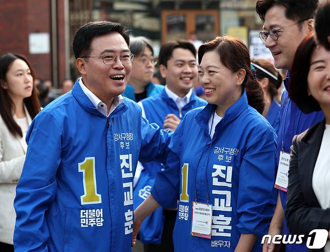 진교훈 더불어민주당 강서구청장 보궐선거 후보가 28일 오전 서울 강서구 화곡역 인근에서 열린 더불어민주당 강서구청장 후보 선거대책위원회 출정식에서 앞서 배우자와 함께 지지를 호소하고 있다. 2023.9.28.뉴스1 ⓒ News1 박지혜 기자