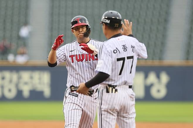 LG 김민성이 27일 잠실구장에서 열린 KT와 더블헤더 1차전에서 안타를 친 후 이종범 코치와 하이파이브를 하고 있다. 사진 | LG 트윈스
