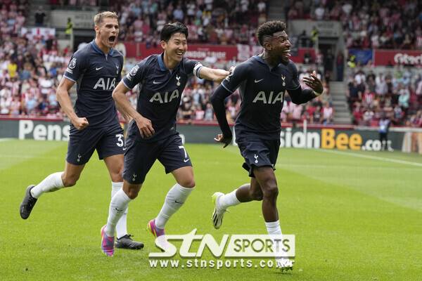 좌측부터 미키 반 더 벤, 손흥민, 이메르송 로얄. 사진┃뉴시스/AP