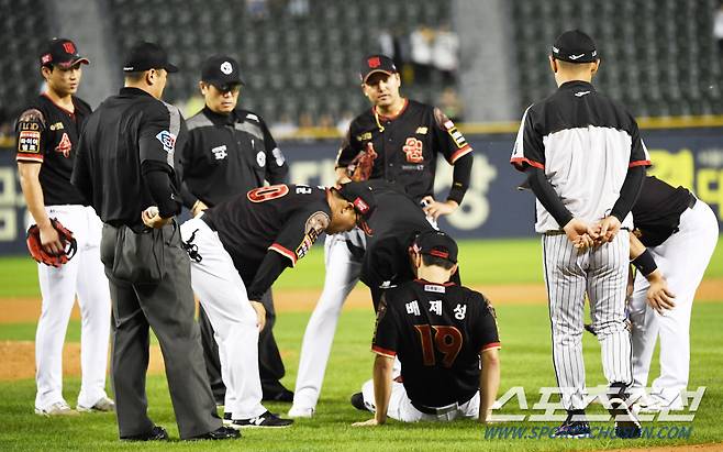 타구에 맞은 직후 수비를 이어간 뒤에야 쓰러진 KT 배제성이 통증을 호소하고 있다.