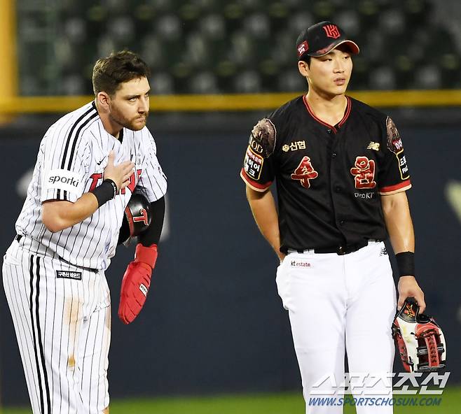 다시 마운드에 오른 배제성과 눈이 마주친 오스틴이 미안한 마음을 전하고 있다.