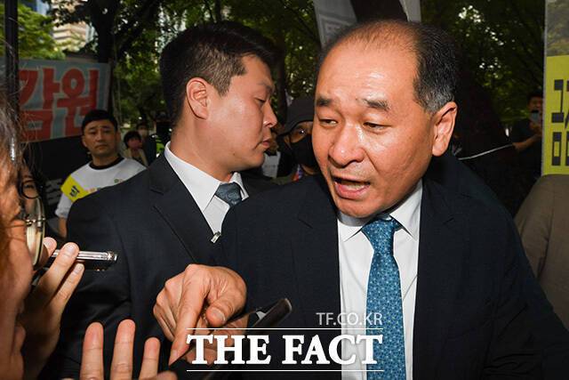 '배터리 아저씨' 박순혁 작가가 27일 오전 서울 여의도 금융감독원 앞에서 열린 '금감원 규탄 및 박순혁 작가 지지 집회' 참석 후 금융감독원으로 들어가기 전 취재진의 질문에 답하고 있다. /장윤석 인턴기자