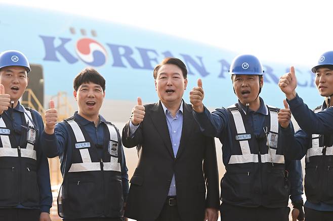 윤석열 대통령이 추석 연휴 첫날인 28일 인천국제공항 대한항공 화물터미널을 방문해 항공 화물 종사자들을 격려한 뒤 기념 촬영을 하고 있다./뉴시스