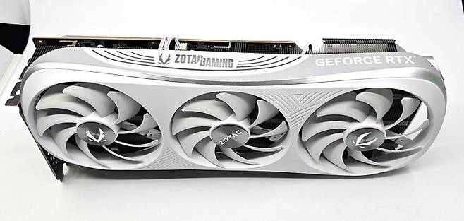 조텍 지포스 RTX 4090 트리니티 OC 화이트 에디션 / 출처=IT동아