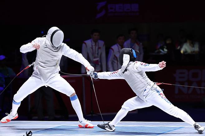 허준(오른쪽)이 27일 항저우 아시안게임 펜싱 남자 플뢰레 단체전 결승에서 중국의 천하이웨이를 상대로 한국의 45번째 득점을
성공시키며 경기를 끝내고 있다. 45-38로 승리한 한국 남자 플뢰레 대표팀은 아시안게임 단체전 2연패를 달성했다. 항저우=뉴스1
