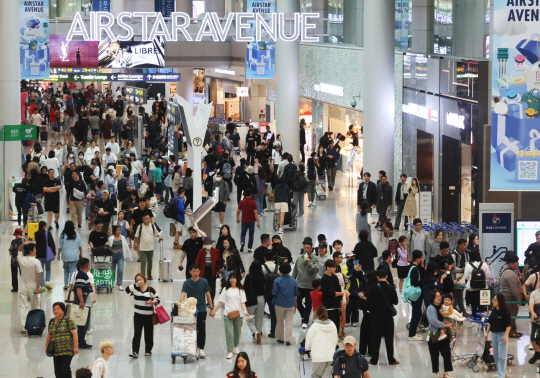 추석 연휴를 이틀 앞둔 26일 오전 인천국제공항 제1터미널 면세점 구역이 이용객들로 붐비고 있다.연합뉴스