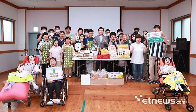 27일 이상일 용인시장이 중증장애인 거주시설인 '양지바른' 입소자들과 기념촬영을 하고 있다.