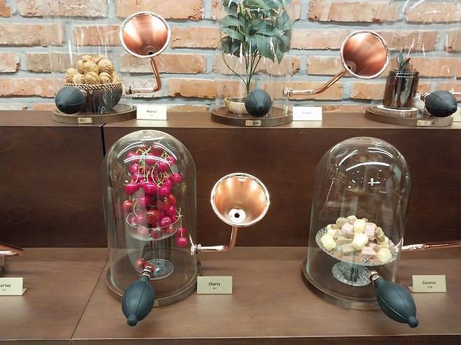 스타필드 하남 와인클럽 내부에 있는 와인랩의 후각 기기 모형 / 사진=이환주 기자