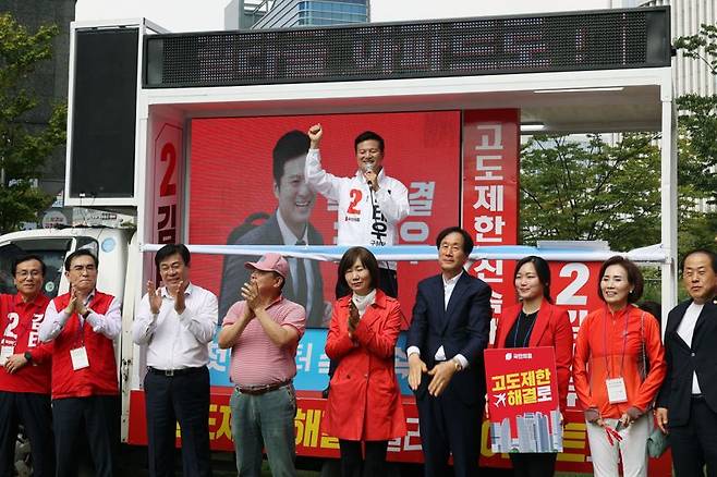 국민의힘 김태우 강서구청장 보궐선거 후보의 선거대책위원회가 28일 서울 강서구 발산역 인근에서 연 선대위 출정식에서 김 후보가 지지를 호소하고 있다. 사진=서동일 기자