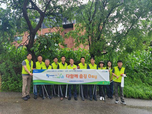 농협중앙회 정보기술(IT)전략본부 임직원이 지난 7월 경기 의왕시 청계사 일대에서 ESG실천 캠페인 ‘다함께 줍깅DAY’를 실시한 뒤 기념사진을 찍고 있다. 올해 7번째 실시하고 있는 ‘줍깅’은 조깅을 하면서 쓰레기를 줍는 활동이다. 농협 제공