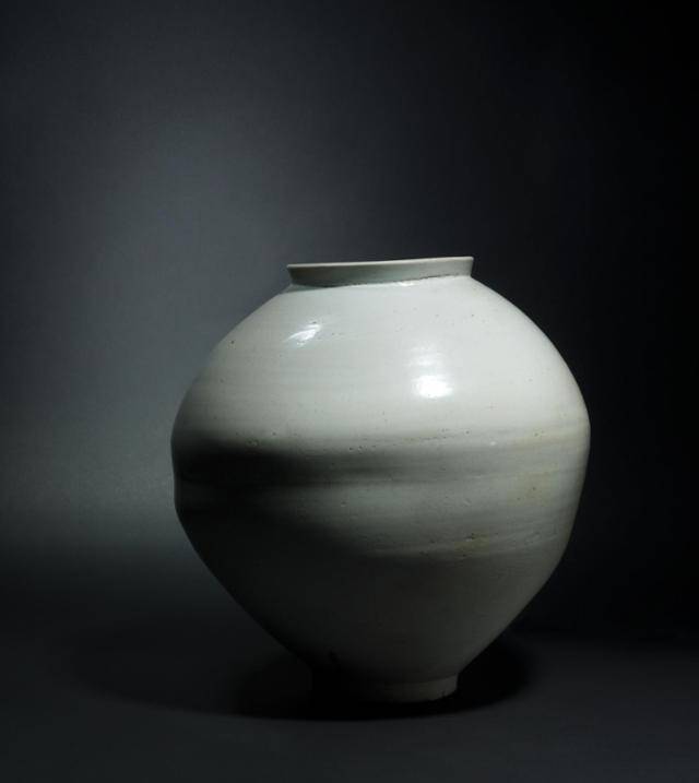 'Moon Jar'라는 이름이 달린 이 18세기 백자대호는 영국 도예가 버나드 리치(Bernard Leach)가 1935년에 서울에서 구입했고, 이후 대영박물관에 기증했다. 높이 47cm.