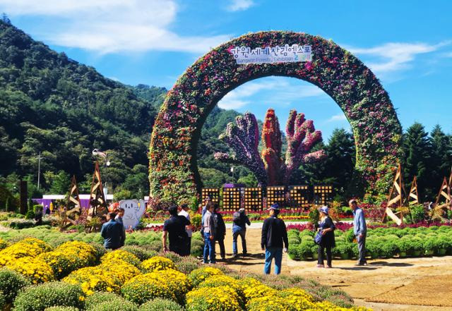 용대기 관광단지 일원에서 다음 달 15일까지 열리는 인제 가을꽃 축제장에 세계산림엑스포를 알리는 대형 꽃탑이 세워져 있다. 뉴스1