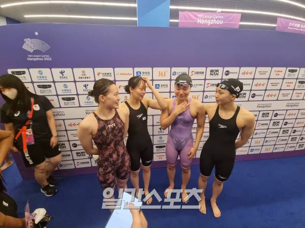 한국 여자 수영 계영 대표팀이 계영 800m에서 동메달을 수확했다. 왼쪽부터 한다경, 박수진, 허연경, 김서영. 항저우(중국)=차승윤 기자 chasy99@edaily.co.kr