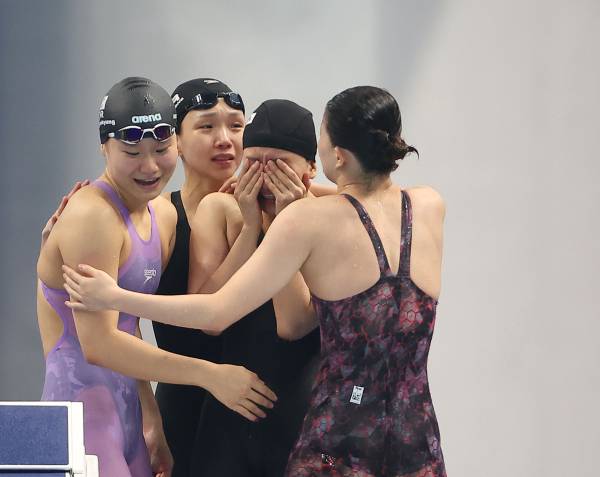 <yonhap photo-4702="">28일 중국 항저우 올림픽 스포츠센터 수영장에서 열린 2022 항저우 아시안게임 수영 여자 계영 800m 자유형에 출전한 김서영, 허연경, 박수진, 한다경이 동메달을 획정짓고 기뻐하고 있다. 사진=연합뉴스</yonhap>