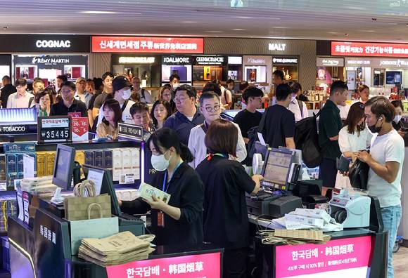 인천공항 신세계면세점 주류 매장에 사람들이 몰려 있다. [사진=신세계면세점]