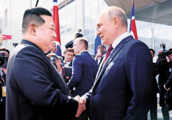 김정은 북한 국무위원장은 지난 12~17일 러시아를 방문해 블라디미르 푸틴 러시아 대통령과 회담을 개최했다. 김정은과 푸틴은 북러 간 무기 거래를 포함한 군사 협력 문제를 주요 의제로 논의됐다.AP=연합뉴스