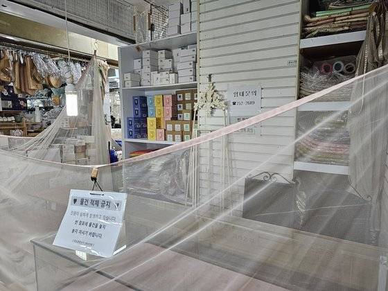 지난 25일 서울 남대문시장의 대도종합상가 D동 2층 한 공실에 옆 가게 물건들이 쌓여있다. 상인들은 ″어차피 들어오지 않을 것 같아 공실에 물건을 보관했다″고 말했다. 이찬규 기자