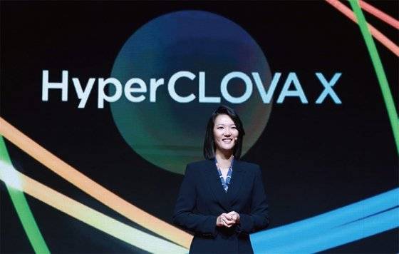 최수연 네이버 대표가 8월 24일 서울 강남구 그랜드 인터컨티넨탈 서울 파르나스에서 열린 ‘팀 네이버 콘퍼런스 단(DAN) 2023’에서 초대규모 AI ‘하이퍼클로바X’를 소개하고 있다. / 사진:네이버