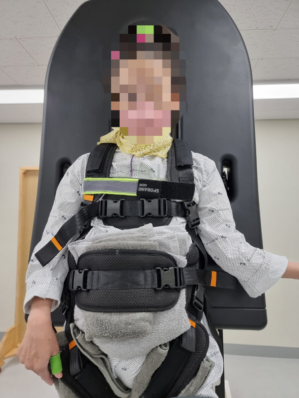 코로나19 백신 피해 이후 인지 장애를 겪고 있는 박세현 씨의 재활 치료 모습. 환자 가족 제공