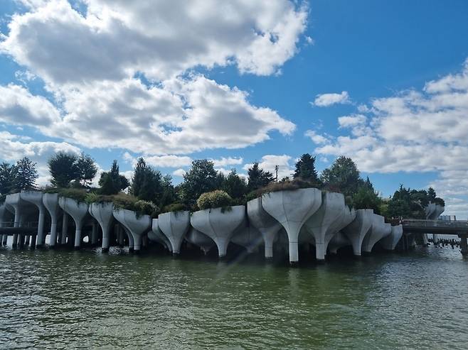미국 뉴욕 허드슨강 위에 세워진 인공섬 ‘리틀 아일랜드’의 전경. [이희수 기자]