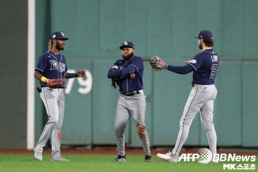 탬파베이는 이날 보스턴을 이긴 뒤 샴페인 파티를 했다. 사진(美 보스턴)=ⓒAFPBBNews = News1