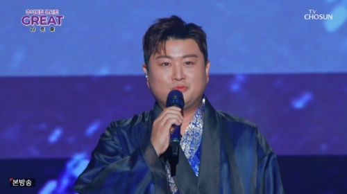 Singer Kim Ho-joong has Zen mastered a special Chuseok gift for fans.On the afternoon of the afternoon of the 28th, Chuseok Special Concert  ⁇  GREAT Kim Ho-joong  ⁇  was broadcast on TV. ⁇  GREAT Kim Ho-joong is a program that shows performances held at Kyunghee University Peace Hall on the 2nd, and presented Kim Ho-joongs soulful voice with Medley, a famous song of emotion and joy.Then, I would like to express my sincere gratitude to the audience for the Korean New Year holidays and Chuseok, and I would like to say hello to Chuseok.Kim Ho-joong added, I am happy to have the best moonlight in the fall, and I am happy to be together. Kim Ho-joong predicted the next stage to shine brightly and warmly.The atmosphere was heated up with a dynamic stage with  ⁇  Tess!  ⁇ .We implemented a large scale stage with special devices that float in the air, and added additional images with computer graphics to make it fun to watch on the air.