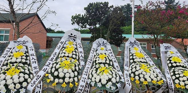 지난 8월 사망한 전라북도 군산 초등교사 A씨의 학교 앞에 근조 화환이 놓여있다. [연합]