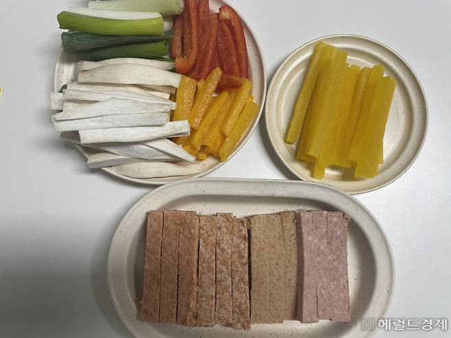 손질을 마친 산적꼬치 재료 전새날 기자