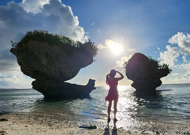 괌 탕기슨 해변 버섯바위의 한국인 여행자