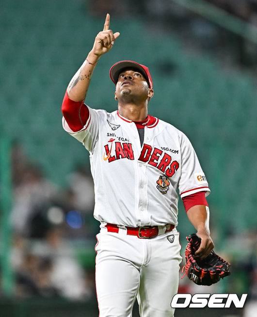 [OSEN=문학, 박준형 기자]1회초 이닝을 막은 SSG 선발투수 엘리아스가 세리머니를 하며 더그아웃으로 들어가고 있다. 2023.09.27  / soul1014@osen.co.kr