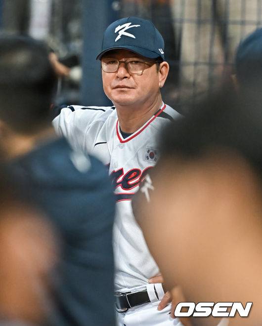 [OSEN=고척,박준형 기자] 16일 서울 고척스카이돔에서 항저우 아시안게임 야구대표팀과 상무의 연습경기가 진행됐다.류중일 감독이 생각에 잠겨 있다. 2023.09.26  / soul1014@osen.co.kr