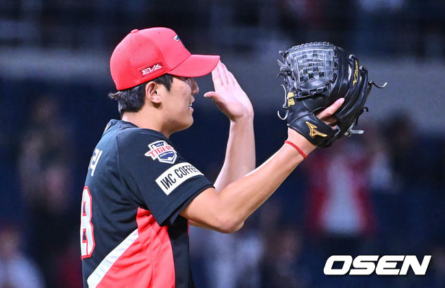 [OSEN=창원, 이석우 기자] 27일 창원 NC파크에서 2023 신한은행 SOL KBO리그 NC 다이노스와 KIA 타이거즈의 더블헤더 2차전 경기가 열렸다.KIA 타이거즈 이의리가 5회말 무사 1루 NC 다이노스 오영수를 2루수 병살로 잡고 박수를 치고 있다. 2023.09.27 / foto0307@osen.co.kr