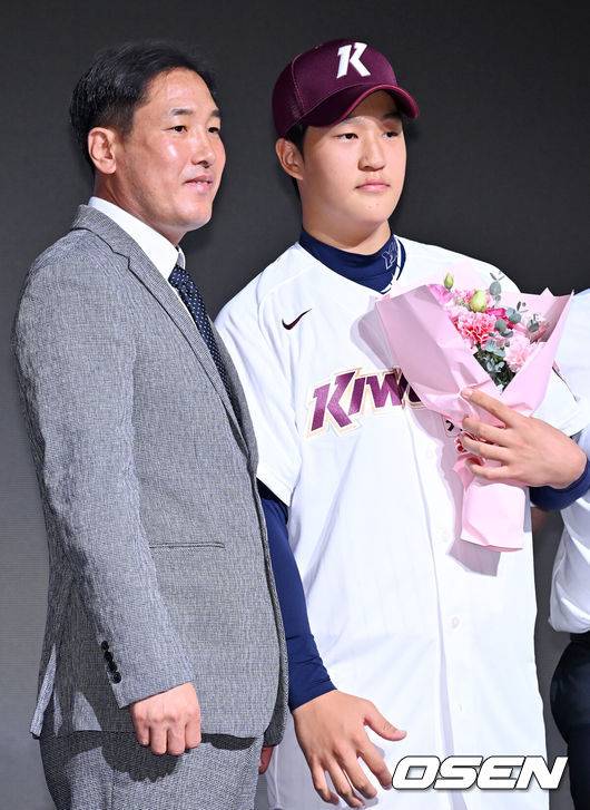 [OSEN=민경훈 기자]&nbsp; 2024 KBO리그 신인드래프트가 14일 오후 서울 중구 소공동 웨스틴조선호텔에서 열렸다. 1라운드 8순위로 지명된 서울고 전준표가 키움 고형욱 단장과 함께 포토타임을 갖고 있다. 2023.09.14 /rumi@osen.co.kr