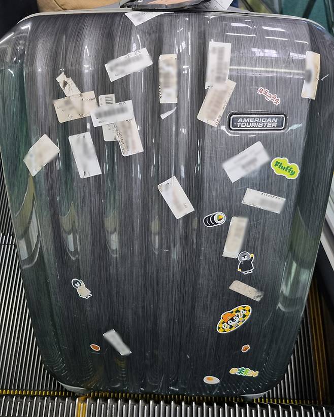 많은 러기지 스티커가 붙어 있는 캐리어 모습. 이같이 이미 사용한 스티커가 붙어 있는 경우 수하물의 오도착 원인 될 수 있어 제때 제거해야 한다.