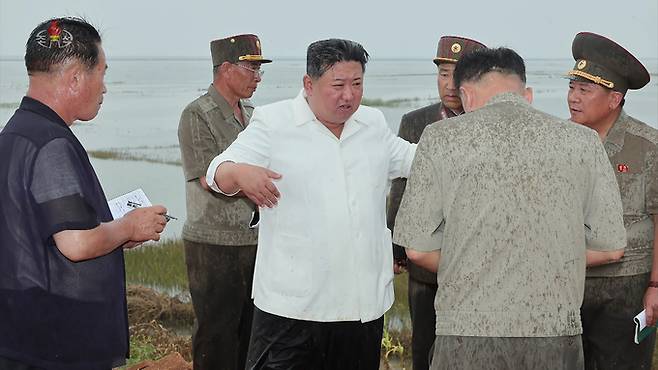 김정은 북한 국무위원장이 지난 21일 평안남도 간석지건설종합기업소 안석간석지 피해복구 현장을 현지지도 했다고 조선중앙통신이 22일 보도했다. 이날 피해복구 현지지도에서 간석지 제방 배수 구조물 설치 공사가 제대로 이뤄지지 않아 바닷물에 제방이 파괴되어 간석지 구역이 침수됐다고 보도했다. 뉴시스