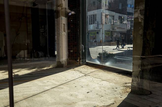 9월8일 서울 강남구 가로수길에 방치되어 있는 한 공실 상가의 모습. 이 지역 공실률은 35%가 넘는다.ⓒ시사IN 박미소