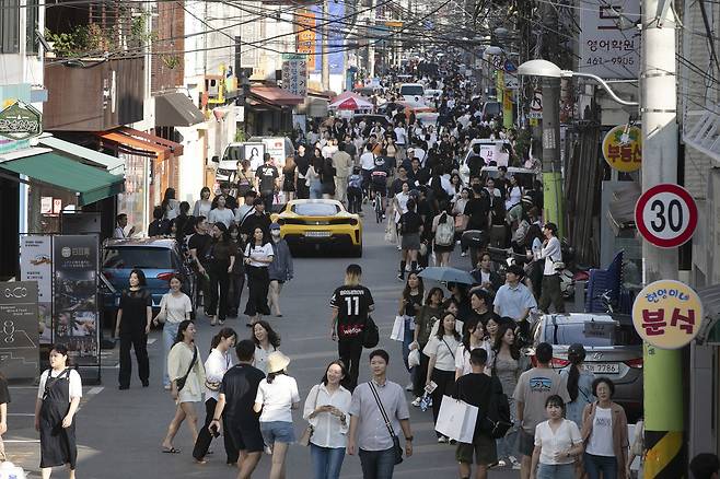 서울에서도 특정 상권에만 사람이 몰린다. 9월9일 서울 성동구 성수동은 주말 나들이를 나온 인파로 가득했다.ⓒ시사IN 이명익