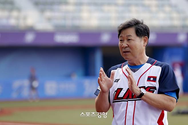라오스 야구 대표팀의 스태프 총괄 자격으로 2022 항저우 아시안게임에 참가한 이만수 전 SK 감독이 27일 싱가포르전을 앞두고 중국 항저우 사오싱 야구 소프트볼 스포츠 센터 에서 경향신문과 인터뷰를 하고 있다. 항저우 ㅣ 문재원 기자